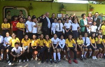 Presidente de la fundación del Papa Francisco, Scholas Ocurrentes, entregó placa bendecida a escuela del Bañado Norte.