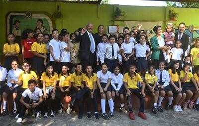 Presidente de la fundación del Papa Francisco, Scholas Ocurrentes, entregó placa bendecida a escuela del Bañado Norte.