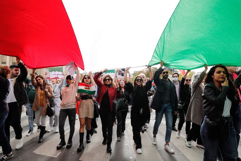 Mujeres protestan cerca de la Embajada de Irán en París, Francia.