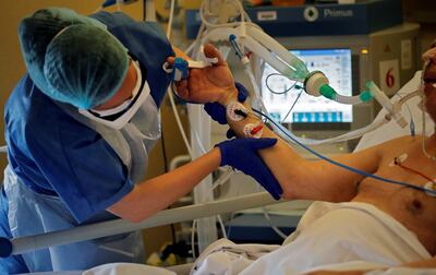 Una enfermera asiste a un paciente con Covid intubado y sedado en el hospital Peupliers en París.