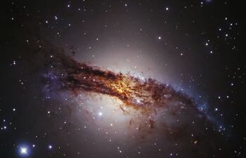 Centaurus A es uno de los objetos mejor estudiados en el cielo nocturno del Hemisferio Sur, desde que fue descubierta en 1826.