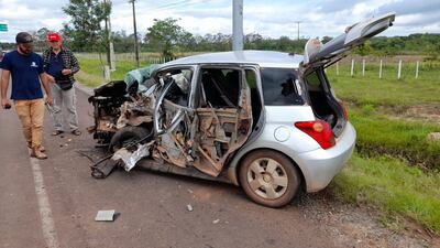 Así quedó el automóvil en el que se trasladaba la víctima fatal.