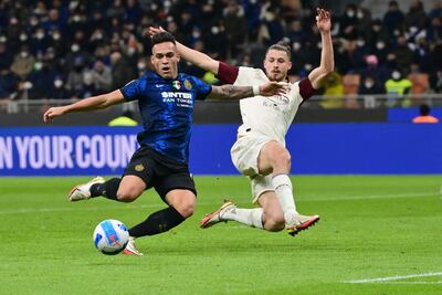 Lautaro Martinez (i) remata el balón para anotar su tercer gol en la victoria 5-0 sobre Salernitana.