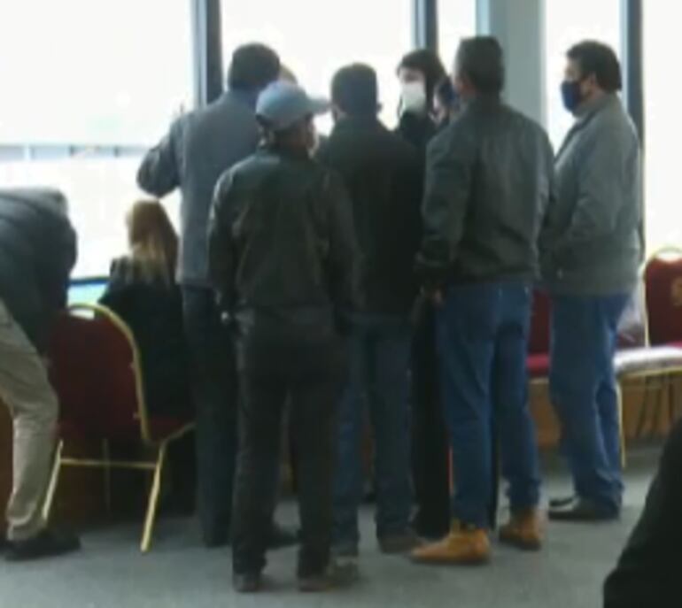 Sigue la reunión con los líderes campesinos