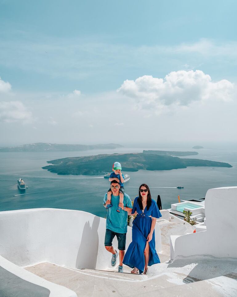 La primera parada de las vacaciones familiares de Miguel Almirón fue Santorini. Ahora, el futbolista y su esposa celebran el segundo cumpleaños de su hijo en Mykonos. (Instagram/Alexia Notto)