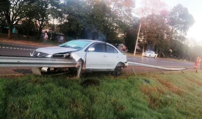 La baranda protectora atravesó completamente el rodado y dejó al conductor lesionado.