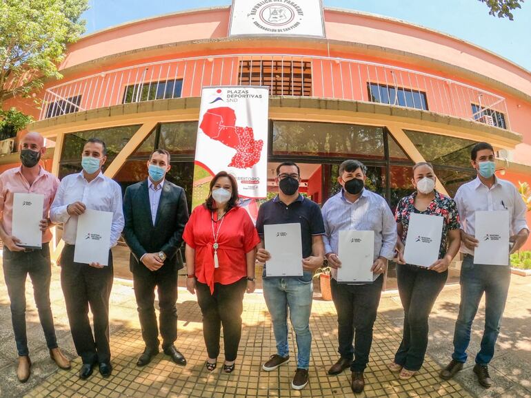 Ministra de Deportes acompañada por las autoridades