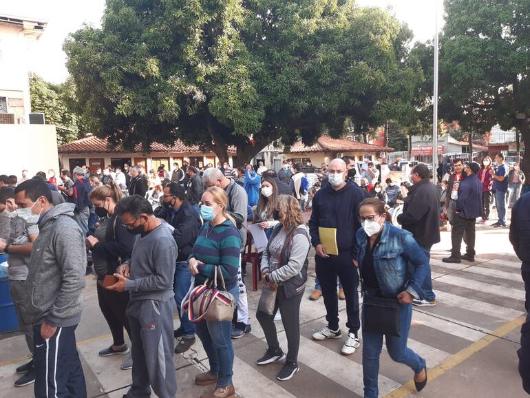 Hoy la sede administrativa de la Municipalidad de Fernando de la Mora se llenó de personas que aguardaban pagar por sus licencias de conducir.