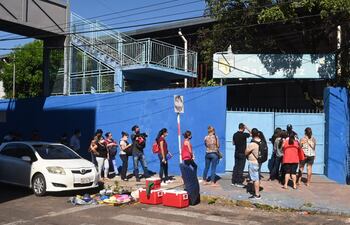 Toman muestras de test antígeno en el polideportivo del Colegio Salesiano