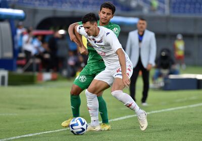 El lateral izquierdo Fernando Román es una de las gratas apariciones en la Academia, evita el avance de Jhilmar Lora.