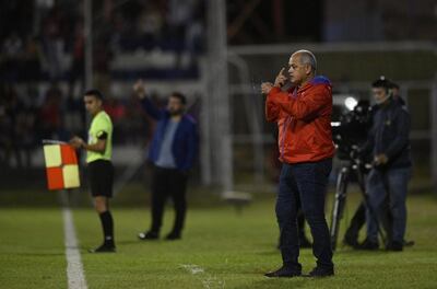 Francisco Arce, entrenador de Cerro Porteño, durante el partido contra el 12 de Octubre de Itauguá por la duodécima jornada del torneo Clausura en el estadio Luis Salinas.
