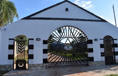 La entrada al condominio intervenido ayer en la compañía Candia del municipio de Atyrá, perteneciente al alemán Joachim Späh, quien dijo ser el financista del padrastro de Juliette.