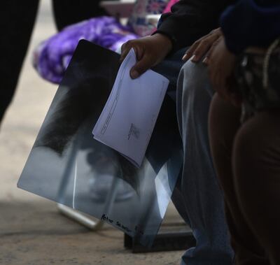 Familiares de personas internadas en el Hospital de Lambaré realizan trámites.