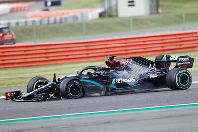 En llanta la rueda delantera izquierda del Mercedes de Lewis Hamilton, cubriendo los últimos metros del circuito  con incertidumbre y mucha emoción (AFP).