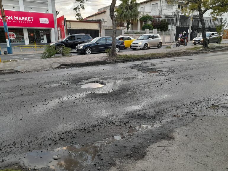 La avenida Carlos Antonio López también presenta baches