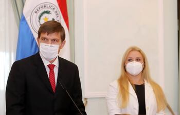 Juan Brunetti va al MEC, y Celina Lezcano, ministra de la Mujer.