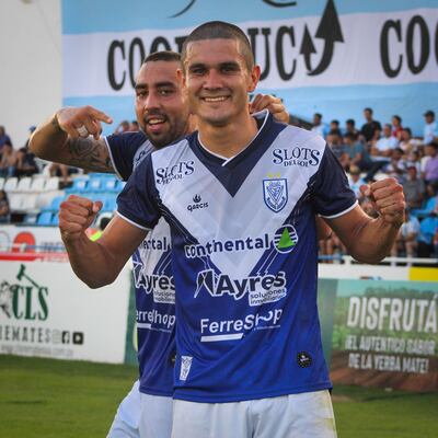 Richard Torales (22 años) sonríe y  festeja tras anotar  de cabeza junto a su compañero Abel Paredes (25). Foto: Milena Olmedo