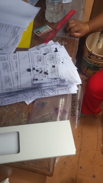 Durante una discusión, quedaron manchados los certificados de votación en San Roque González.