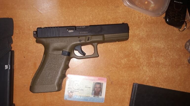 Pistola Glock 9mm. hallada en poder de los detenidos.