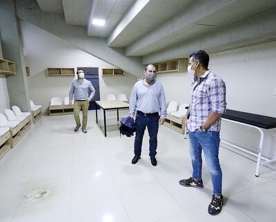 Uno de los vestuarios del estadio Arsenio Erico de Nacional con la revisión médica.