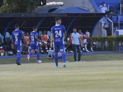 Julio César Cáceres (remera celeste), en pleno partido de Olimpia contra Sol de América por la ronda del torneo Clausura 2021.