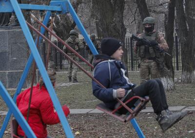 Dos niños juegan en un parque de Ucrania.