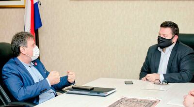 El titular de Petropar Denis Lichi y el procurador Sergio Coscia mantuvieron constantes reuniones para tratar pleitos judiciales. En una de ellas decidieron firmar un acuerdo secreto con una firma argentina que demandó a la petrolera.