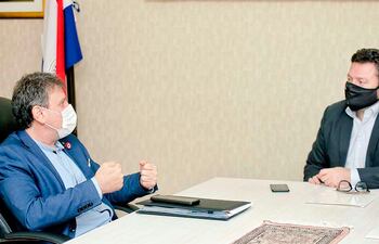 El titular de Petropar Denis Lichi y el procurador Sergio Coscia mantuvieron constantes reuniones para tratar pleitos judiciales. En una de ellas decidieron firmar un acuerdo secreto con una firma argentina que demandó a la petrolera.