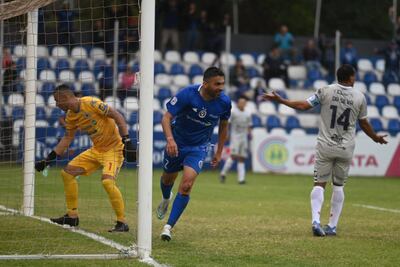 El máximo goleador del fútbol paraguayo, Santiago Salcedo, festejando el gol que le marcó al 12 de Octubre
