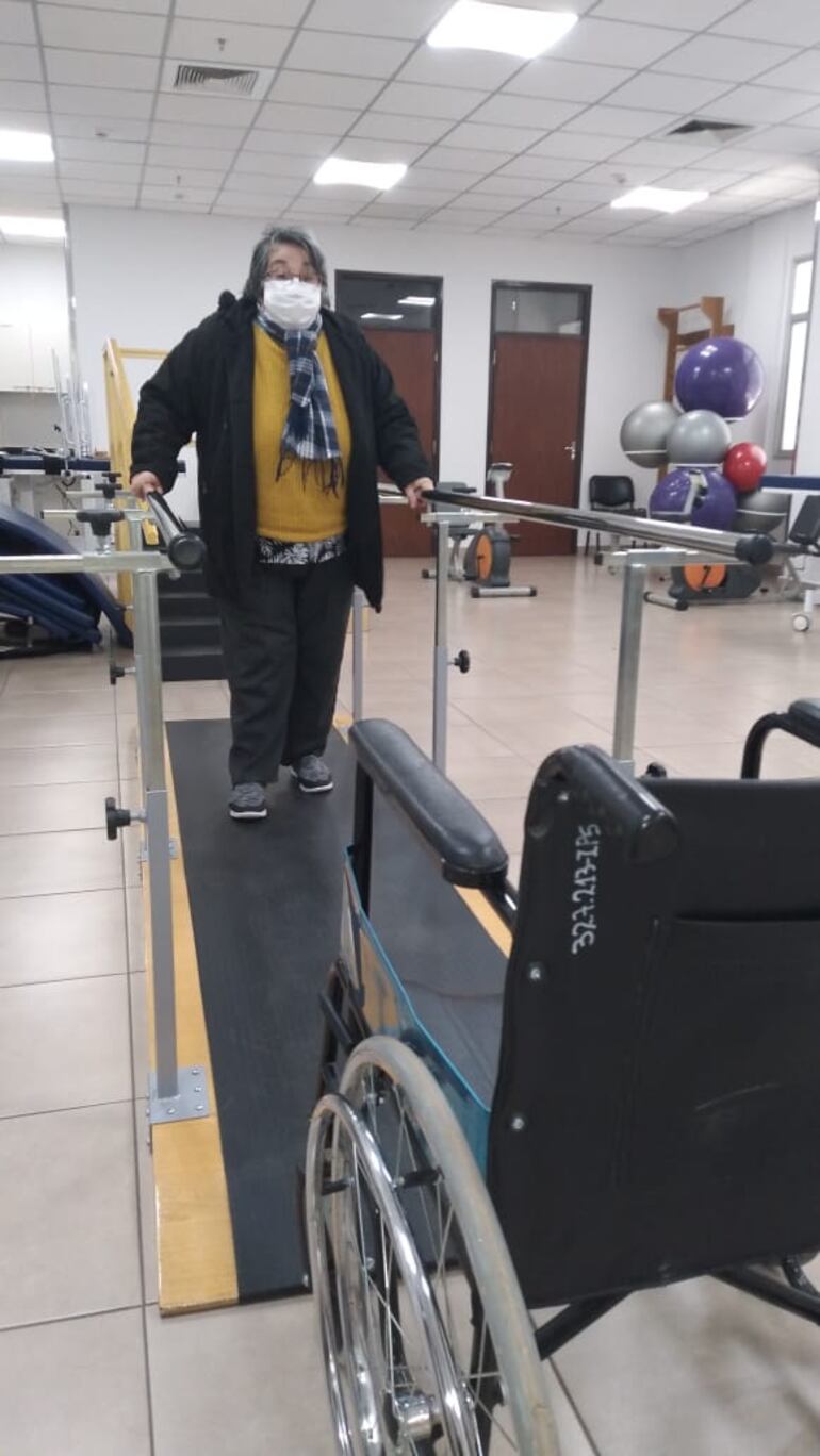 Primeramente se debe evaluar a la persona para confeccionar una rutina acorde a su condición clínica, física y anímica con el objetivo de conseguir la asistencia adecuada. Esta señora es paciente poscovid y ya está logrando caminar luego de varios días de internación a raíz del virus.