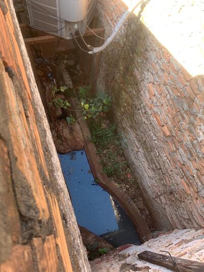 Los desechos cloacales se acumulan en la cárcel de Ciudad del Este y traspasan en el local de un centro comunitario.