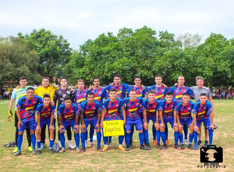 El equipo campeón del Club 3 de Mayo de la compañía Cerro Pinto.