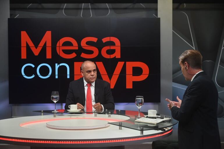 El Diputado Basilio Nuñez en Mesa Con Enrique Vargas Peña.