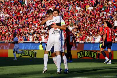 Iván Torres, que arrancó el partido como capitán, abraza a Alejandro Silva quien marcó el primer gol.