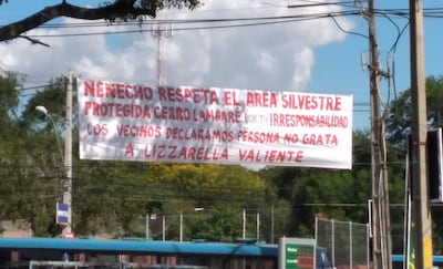 Vecinos declararon "persona no grata" a Lizarella Valiente, candidata a senadora y esposa del intendente asunceno Óscar Nenecho" Rodríguez.