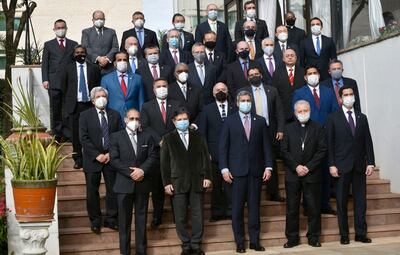 Mario Abdo Benítez (c)  posa con embajadores y colaboradores. Fue ayer  en la Nunciatura.