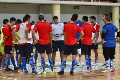 El DT Carlos Chilavert brindando directivas técnico-tácticas, ayer, a los seleccionados, en Portugal.