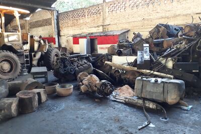 Una de las fotos en la que se observan las partes sacadas de los camiones amontonadas en una esquina del taller.