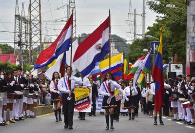 Estudiantes de 15 colegios desfilaron en la celebración por el aniversario de la ciudad de Lambaré.