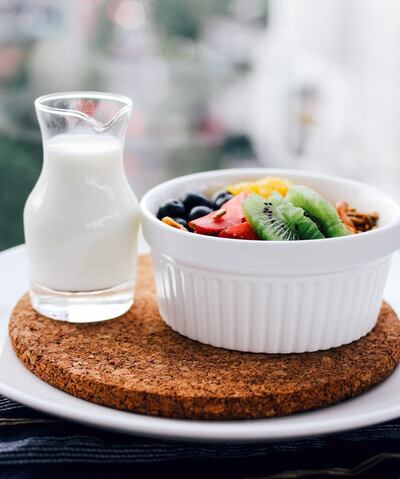 La experta aconseja consumir diariamente lácteos y frutas, de manera a dejar de lado aquellos alimentos con mucha grasa y azúcares.