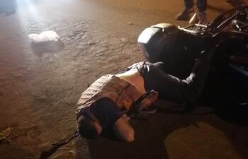 El motociclista sufrió lesiones graves en varias partes del cuerpo.