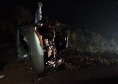 La camioneta quedó prácticamente inservible tras el violento choque y vuelco.