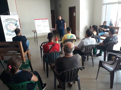 Durante la capacitación los bomberos muestran a los contribuyentes cómo actuar ante una situación hemorragia.