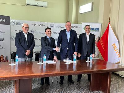 La propuesta está dirigida a familias con ingresos desde 1,5 hasta 7 salarios mínimos que desean adquirir su primera vivienda. Directivos de la cartera estatal y del banco celebraron la importante alianza.