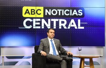 El ministro de Hacienda, Óscar Llamosas, en estudios de ABC.