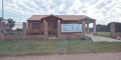 Esta casa construida sobre propiedad municipal exhibe carteles proselitistas del clan Gómez.