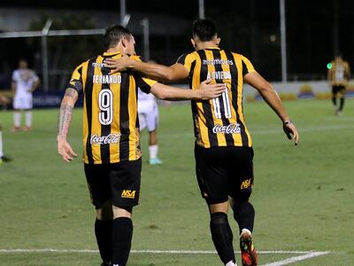 Fernando Fernández (i) y Alfio Oviedo festejando uno de los goles del triunfo contra Sportivo Luqueño por el torneo Clausura 2021.