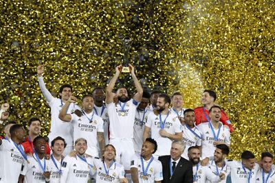 El trofeo en manos del francés Karim Benzema, en el festejo de un nuevo título del Real Madrid.