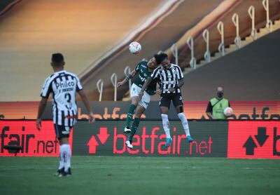 El paraguayo Gustavo Gómez, del Palmeiras, en una disputa aérea con Marinho, del Santos.
