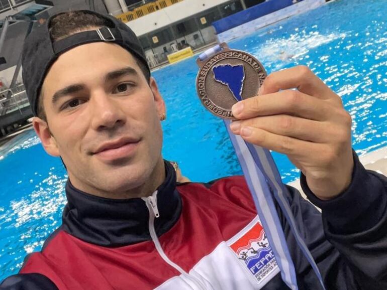 Charles Hockin con la medalla en el Sudamericano Absoluto de Natación.